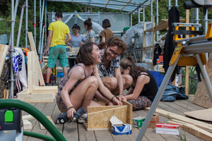  Die Helfer beim Aufbau der Holzkonstruktionen 