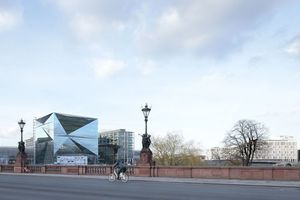  Cube Berlin, von der Moltke Brücke über die Spree aus gesehen 