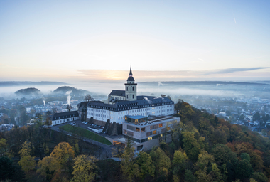  Ein Ort des Glaubens sensibel in die Zukunft geführt: die denkmalgeschützte Abtei Michaelsberg ragt imposant über Siegburg. Ab 2014 wurde sie umgebaut 