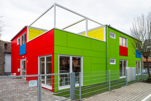  Der neue Kinderhort in FAGSI Containerbauweise bietet viel Platz zum Spielen und für die Kommunika­tion. Großflächige Verglasungen im Bereich der Innenwände sorgen für Sichtkontakt und somit für gute Orientierung. Die Raumtiefe von etwa 9 m stützenfrei auszuführen, war auch für FAGSI durchaus eine Herausforderung, mit dem Einsatz entsprechend dimensionierter Container aber gut zu lösen 