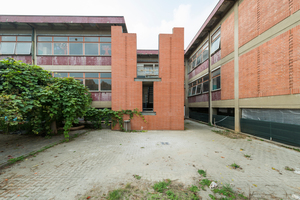  Der ehemalige Notausgang ist umgebaut worden und ist heute der Haupteingang der Schule 