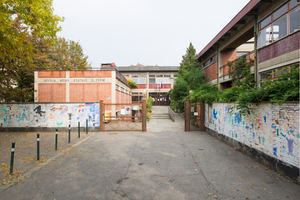  Die Enrico Fermi Schule war ursprünglich ein Bau aus den 1960er Jahren. Das Bild zeigt den ehemaligen Haupteingang zur Schule 