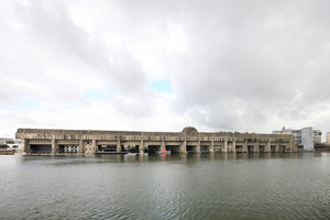  Der 300 m lange, 124 m breite und bis zu 18 m hohe Bau direkt am Hafenbecken umfasst insgesamt 14 Kammern, die als Docks für die deutschen U-Boote dienten. Seit Mitte der 1990er-Jahre werden die an­nähernd 39 000 m² Fläche durch neue Nutzungen eingenommen, zuletzt Kammer Nr. 12 