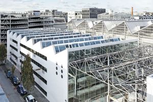  Der Übergang zwischen Halle 6 West und Ost: Hier haben die ArchitektInnen den Haupteingang als offenen (gläsernen) Querschnitt umgesetzt 