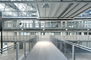  Die die „Seitenschiffe“ der Halle füllenden Büros und Workspaces werden durch Stege verbunden 