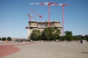  Betonplatte auf Betondenkmal fertig; Hotel mit Wald auf Flaktürmen demnächst 