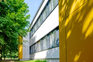  Bei der Sanierung der Elisabeth-Siegel-Schule in Osnabrück entschieden sich die Bauverantwortlichen für eine vorgehängte hinterlüftete Fassade (VHF). Der montagefreundliche Wandhalter Isolink Typ TA-S von Schöck führt dabei zu einer rechnerisch wärmebrückenfreien Lösung. 