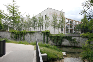  Nordansicht über das Wasser mit Bestand (Restkloster) und Neubauten (Büros) 