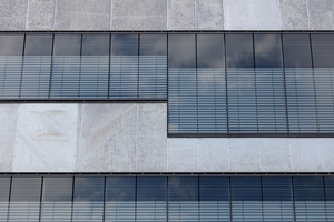  Ein stimmiges Bild nach außen: Die thermische Hülle der Fassade liegt 20 cm hinter der Prall­scheibe, die dadurch unabhängig von der inneren Fassade ist 