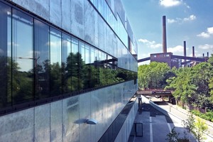  Auf dem Gelände der ehemaligen Zeche Zollverein: Die Fassade der Folkwang Universität der Künste in Essen geht mit seiner bündigen und rauen Fassadengestaltung auf die benachbarte Industriearchitektur ein 