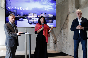  Oberbürgermeister Thomas Geisel, Cornelia Zuschke, Beigeordnete für Planen, Bauen und Liegenschaften der Stadt Düsseldorf, und Christoph Ingenhoven bei der Präsentation des „Pier One“ auf der Plange Mühle 