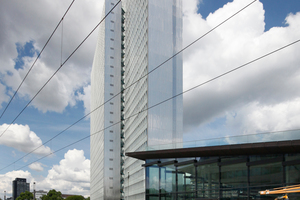  Food-Court vor Dreischeibenhaus 