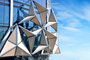  Zahlreiche Neuheiten und spannende Entwicklungen: Das adaptive Fassadenkonzept der „Al Bahr Towers“ der Abu Dhabi Investment Bank sorgt für 40 % geringere CO2-Emissionen. Dieses Projekt und weitere präsentierten die beteiligten Partner derzeit bzw. in Kürze im NEXT Studio 