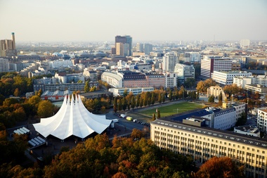  Blick auf das Tempodrom und den Anhalter Bahnhof 