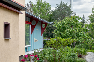  Der neue Anbau dockt mit dem flachen Satteldach an das bestehende Wohnhaus an 