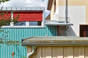  Das bestehende Wohnhaus wird noch saniert – auch von Meier Unger Architekten. Der offensichtlich noch nicht fertige verputzte Übergang von Wohnhaus zum Anbau verrät es. Lena Unger und Jan Meier nutzten diesen Zwischenstand, um das Zusammenfügen von Bestand und Neubau mit unterschiedlichen Farben und Putzen auszuprobieren 