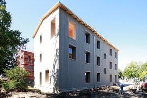  Holzhaus mit Loggia und dahinter die Ziegelvariante 