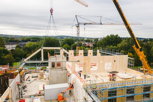  Bis Anfang November kommen 1200 m³ hochpräzise vorgefertigte Holzelemente auf die Baustelle der Universität Witten 