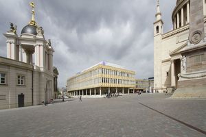  In der Mitte schön? Mitteschön sagt nein  zur FH und hofft auf historisierende Fassaden der neuen Häuser dort, wo einmal  DDR-Architektur gestanden hat (wo sie auf diesem Foto noch steht) 