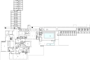  Grundriss Erdgeschoss, M 1 : 1 750 	1	Lobby	2	Empfang	3	Innenhof	4	Bettenhaus	5	Konferenzraum	6	Foyer Konferenzraum	7	Konferenzsaal	8	Restaurant	9	Küche	10	Bar	11	Kaminzimmer	12	Schwimmbecken	13	Außenpool 