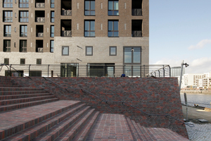  Der für den Baakenhafen gewählte rotbunte Klinker verkleidet den Sockel am Petersenkai. Hinter ihm liegen die zweigeschossigen Tiefgaragen. 