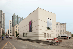  links: Über den neuen Bertha-Pappenheim-Platz gelangt man vom Neubau unterirdisch zum Palais. Rechts: Am Wall zwischen Schauspiel (links) und „Nationalhaus“ (Hochhaus) 