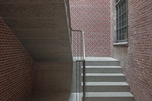  Eines der verbindenden Elemente: ein kleinerer Innenhof, der zu einem Treppenhaus umgebaut wurde 