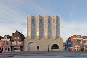  Das Van Steijn-Gebäude ragt markant neben den benachbarten Weberhäusern am Lammermarkt auf. Der Eingang des Museums ist auf der Seite des Kanals Oude Singel (Foto S. 42–43) 