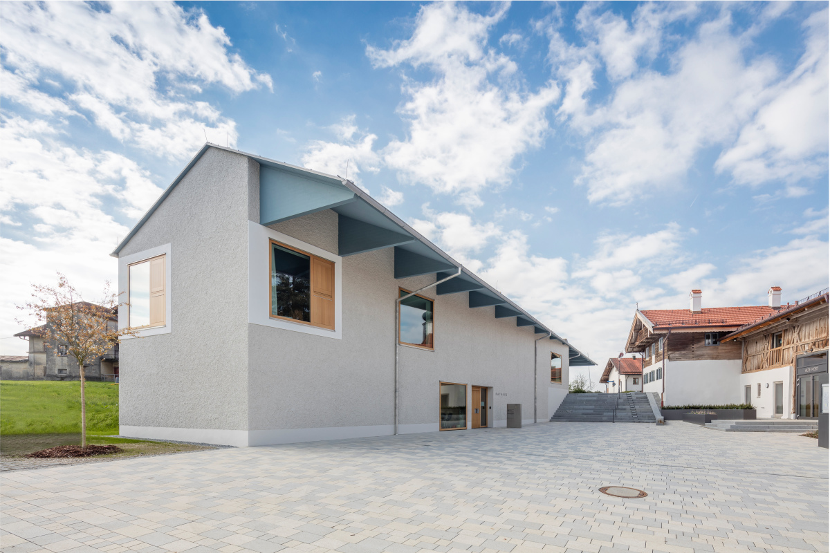 Fassade Dorfplatz Maitenbeth meck architekten