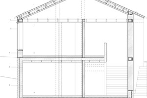  Fassadenschnitt, M 1 : 75	1	Dachaufbau:		Blechdach, Doppelstehfalzsystem 25 mm		Stahlblech, verzinkt 0,5 mm		Unterdeckbahn 		Brettholzschalung 30 mm 		Hinterlüftung/ Konterlattung 60/60 mm 		WD/Sparren 100/200 mm 		Dampfbremse, PA-Folie feuchtadaptiv 		ODB-Platte 22 mm 		Wärmedämmung, Mineralwolle 80 mm 		Gipskartonplatte, Feuerschutzplatte 20 mm	2	WU-Schale zum Herstellen des Ringbalken	3	Holzfenster: 		Isolierverglasung 3-fach 		Wärmeschutzverglasung mit thermisch verbessertem Glasverbund	4	Wandaufbau Mauerwerk: 		Kalk-Zement-Putz 		Ziegelwand 425 mm 		Kalk-Gips-Putz 		Anstrich	5	Wandaufbau Außenwand: 		Deckanstrich 		Kalk-Zement-Putz 		Kalk-Zement-Oberputz 10 mm 		Unterputz mit Gewebeeinlage 15 mm 		Putzträger und Grundierung 		Wärmedämmung, Schaumglas 140 mm 		Stahlbetonwand, WU-Beton 280 mm 		Anstrich	6	Wandaufbau gegen Erdreich: 		Bautenschutzmatte 25 mm 		Spachtelung PC 56 Kaltbitumen 		Perimeterdämmung, Schaumglas 140 mm 		Stahlbetonwand, WU-Beton 280 mm 		Kalk-Zement-Putz 15 mm 		Anstrich	7	Abhangdecke: 		Holzbinder, Kreuzlagenholz 		CW-Profil 50 mm 		Gipskarton 12,5 mm 		Direktabhänger für CD-Träger 113,5 mm 		Grundprofil, CD-Profil 27 mm 		Tragprofil, CD-Profil 27 mm 		Dämmung, Mineralwolle 30 mm 		Sichtschutzvlies  		Gipskarton, gelocht, Akustik Platten 12,5 mm 		Anstrich	8	Geschossdecke: 		Natursteinbelag im Mörtelbett 34 mm 		Zementheizestrich mit Fußbodenheizung 76 mm 		Trennlage, PE-Folie 		Trittschalldämmung 25 mm 		Ausgleichsschicht für ELT 40 mm 		Trennlage, PE-Folie 		Stahlbetondecke 200 mm 		Noniusabhänger 115 mm 		Grundprofil, CD-Profil 27 mm 		Dämmung, Mineralwolle 30 mm	9	Bodenplatte mit Aufbau: 		Natursteinbelag im Mörtelbett 34 mm 		Zementheizestrich mit Fußbodenheizung 76 mm  		Trennlage, PE-Folie 		Trittschalldämmung 25 mm 		Ausgleichsschicht für ELT 40 mm 		Trennlage, PE-Folie 		Abdichtung Bitumenschweißbahn 		Stahlbetonbodenplatte, WU-Beton 300 mm 		Sauberkeitsschicht 50 mm 		Wärmedämmung, XPS 100 mm 