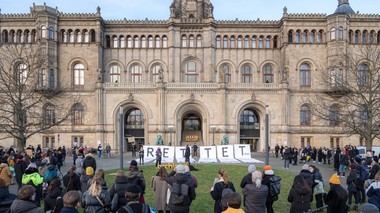  „Rettet das archland“ Banner vor dem Welfenschloss 