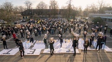  Ca. 500 DemonstrantInnen vor dem ’archland’, dem Fakultätsgebäude der Architektur-Studierenden 