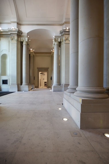  Links gehts hinaus zum Schlossplatz, rechts hinein in die Agora. Im Rücken des Fotografen geht es in den "Schlosskeller", dem zurzeit einzigen Raum, in dem die Ausstellung komplett ist. Hier werden unter niedrig dräuender Decke Devotionalien des Schlosses präsentiert, der Versorgungsschacht für den ehemaligen Palast der Republik sichtbar gemachte sowie die Sprenglöcher gezeigt, in der das Dynamit zur Schlosssprengung 1950 detonierte 