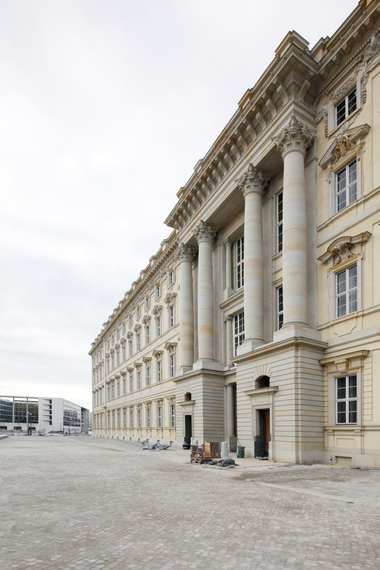  Südfassade mit Portal II, Blick Richtung Westen auf das Auswärtige Amt (Arch.: Kollhoff - Müller/Reimann)  