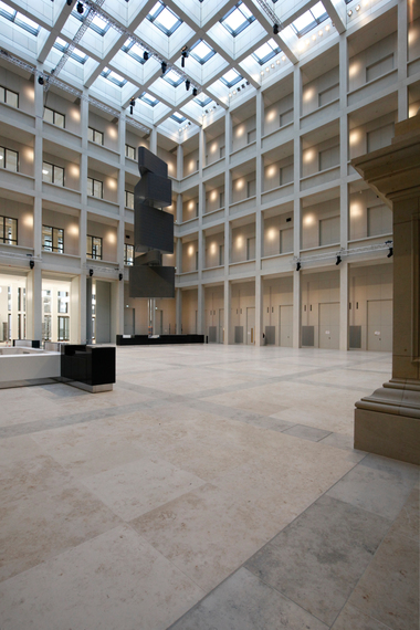  Blick zurück Richtung Zugang Agora von der Passage aus. In der Ecke hinten ein digital gesteuerter Turm mit Monitoren zur Anzeige aktueller Dinge im Forum  