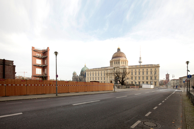  Blick hinter die Kulissen: Das Gerüst, über das mit Fassadenbildern bedruckte Planen gehängt waren, die eine Vorstellung von Schinkel-Bauakademie vermittelten, ist weg. Allein die gemauerte Nordost-Ecke steht noch und mahnt, ein erhobener Zeigefinger, an eine Entscheidung, die der Souverän mit 62 Mio. € unterstützt. Doch noch weiß keiner, was in der Akademie Platz haben soll, noch streitet man sich um die Besetzung eines GründungsdirektorInnenposten. Einfach machen und dann schauen ... Gegenüber hat das doch auch funktioniert! 