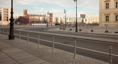  In Richtung Schinkelplatz mit Bauakademie-Rest, Friedrichswerdersche Kirche, Humboldt-Universität und Wohnbauten 