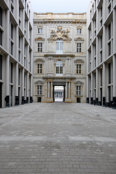  "Schlossforum" genannte Passage in Richtung Süden: Dieser Teil des Entwurfs Franco Stellas wurde nicht selten als das Beste aus dem Ganzen hervorgehoben
 