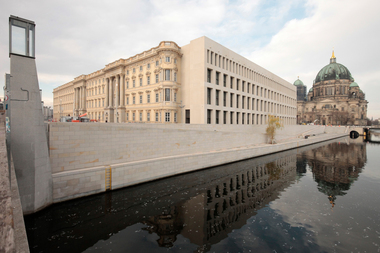  Blick von der Rathausbrücke auf Süd- und Ostfassade. Rechts der Berliner Dom 