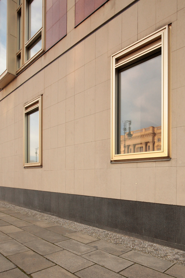  Schlossspiegelung auf dem schön gerahmten Fenster des "Roten Schlosses" gegenüber 