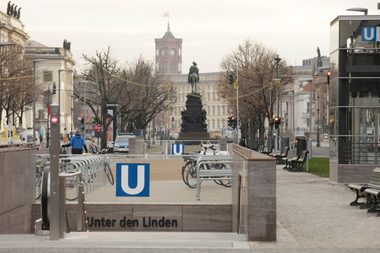  Die zugebaute und von Baustellen verstopfte Straße Unter den Linden, die mit dem schräg zur Achse gestellten Schlossbau im Osten endet. Hinter dem Schloss der Turm des Roten Rathaus 