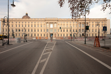  Blick auf die Südfassade aus der Breite Straße mit Portal I und II 