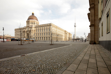  Rechts das ehemalige Staatsratsgebäude (heute European School of Management and Technology Berlin ESMT), auch "Rotes Schloss" genannt. Hier wurde das Original-Portal IV des gesprengten Schlosses eingebaut  