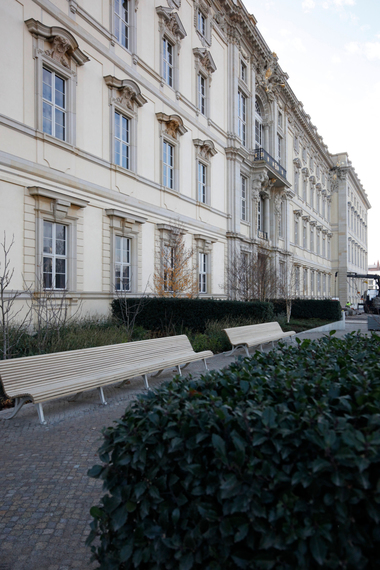  Die direkt dem Schloss anliegenden Gärten könnten den Neubau in den Stadtraum einbinden (zum Lustgarten hin). BBZ Landschaftsarchitekten haben hier Terrassen mit 1,8 m über Platzniveau geplant und realisiert, die eine breite Vegetationsvielfalt präsentieren werden. Und lange Sitzbänke ... die in den Höfen fehlen 