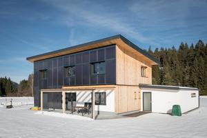  Vorzeigeprojekt unter den Solarhäusern: Mit 50 m2 Kollektorfläche in der Südostfassade sowie 6 m3 Pufferspeicher erreichte das Solarhaus Schindl eine solare Deckung von sogar 95 % im Jahr des Monitorings. Das Gebäude hat 213 m2 Wohnfläche und einen jährlichen spezifischen Heizwärmebedarf von 34 kWh/m2.  