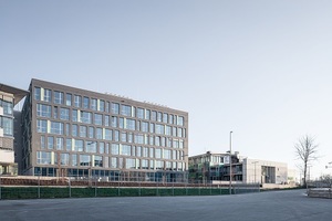  Ende 2018 erweiterte die Lindner Group ihren Hauptsitz in Arnstorf um einen 5.000 m² großen Verwaltungsbau mit großzügigen Räumlichkeit für verschiedene Abteilungen und nutzt diesen auch als Live-Showroom.  