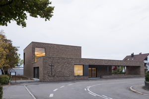  Die von a+r Architekten geplante Neuapostolische Kirche Böblingen integriert sich mit ihrer charaktervollen Klinkerfassade harmonisch in das bauliche Umfeld und stellt Bezüge zu den umliegenden Gebäuden her 