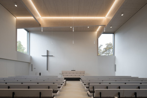  Im Inneren der Neuapostolischen Kirche Böblingen ist es a+r Architekten gelungen, mit weiß lasiertem Holz, weiß verputzten Wände sowie einem sandfarbenem Sichtestrich Helligkeit und Leichtigkeit in die Räume einziehen zu lassen. In dieser maßvollen Inszenierung bekommt auch der Umgang mit der Beleuchtung eine tragende Rolle 