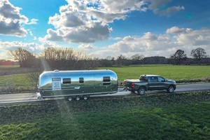  Ein Caravan, Baujahr 1977, wird zum rollenden Markenbotschafter für wineo. 