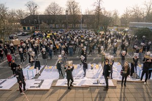  Ca. 500 DemonstrantInnen vor dem ’archland’, dem Fakultätsgebäude der Architektur-Studierenden in Hannover 